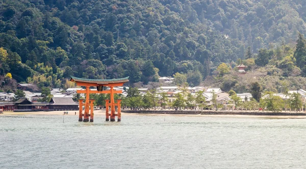 Miyajima torii mit Bergkulisse — Stockfoto