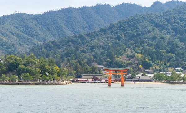 Miyajima Torii com fundo de montanha — Fotografia de Stock