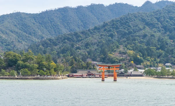 Miyajima Torii con fondo de montaña —  Fotos de Stock