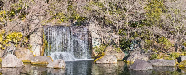 Wasserfall im japanischen Steingarten — Stockfoto