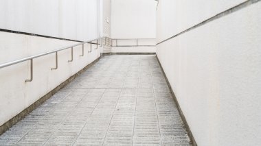 Beyaz handikap tekerlekli sandalye lamba