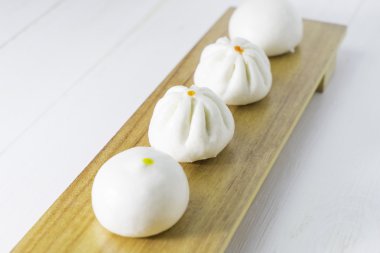 Ahşap tepsi üzerinde taze Çin topuz