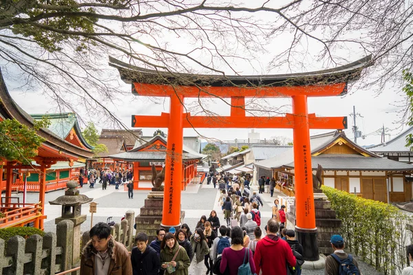 Centinaia di turisti stanno entrando nel Tempio di Fushimi Inari . — Foto Stock