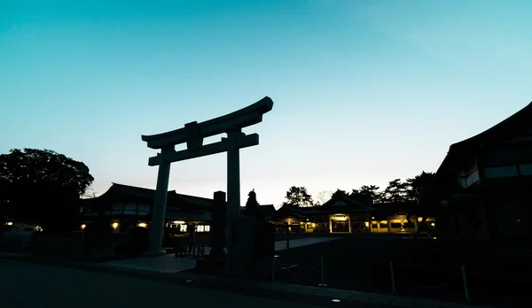 Japonské svatyně bránou Tori silueta — Stock fotografie