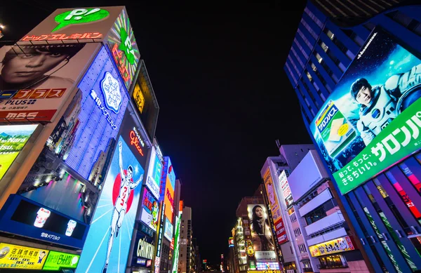 Magasins de grande hauteur dans la région de Dotonbori . — Photo