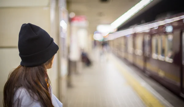 A girl is waiting for Subway train in Japan — Stock Photo, Image