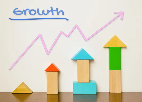 Kleurrijke speelgoed met stijgende grafische diagram voor groei concept. — Stockfoto