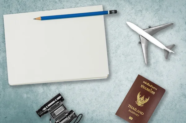 平面とパスポートと青色の背景の空の旅行ノート. — ストック写真