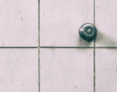 duş su sekme düğmesi üzerinde kirli tuvalet duvar vintage rustik sesi döşer.