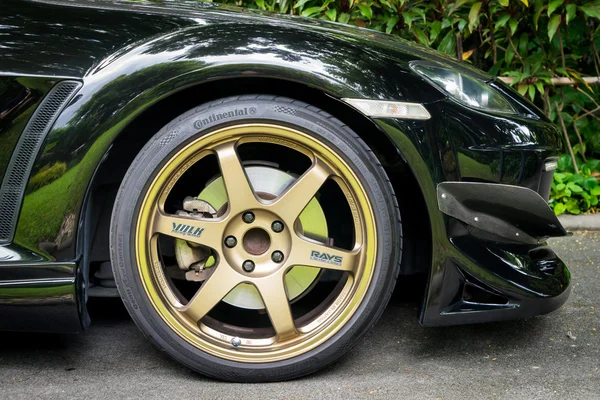 Mazda Rx8 φοράει Volk ακτίνες Te37 χρυσή 18 ίντσες ζάντας. — Φωτογραφία Αρχείου