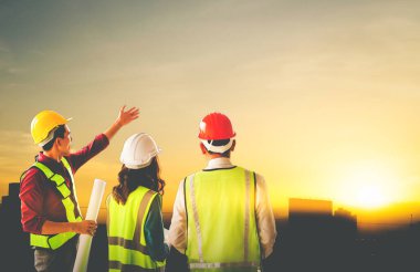 Üç inşaat mühendisi, altın gün batımlı bir çöl şehri araştırıyor..