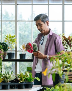 Asyalı emekliler evde hobi olsun diye bitkilere ve saksılara su sıkıyor..