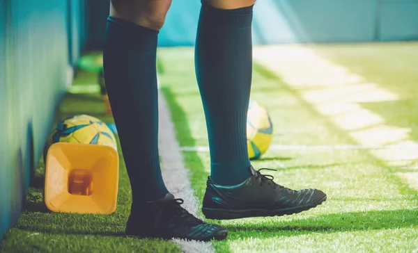 Männer Mit Fußballschuhen Und Beinen Stehen Auf Fußballtrainingsplatz — Stockfoto