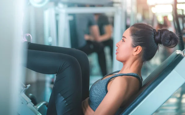 Mujer Asiática Está Haciendo Prensa Piernas Gimnasio Fitness Gimnasio Tren — Foto de Stock