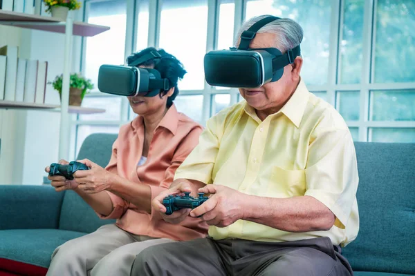 Senior Pareja Asiática Está Jugando Videojuego Uso Gafas Para Tecnología — Foto de Stock