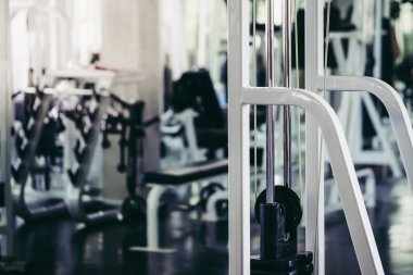 Beyaz Ağırlık idman ekipmanları. Spor salonu arka planı için ceset yok..