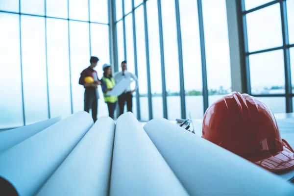 Tre Entreprenör Team Diskuterar Bortre Änden Ingenjör Bord Med Byggnad — Stockfoto