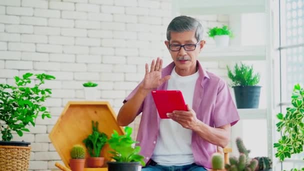 Feliz Sênior Ásia Homem Fazer Vídeo Chamada Vermelho Digital Tablet — Vídeo de Stock