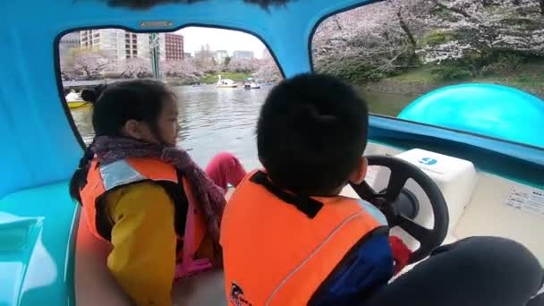 Dwoje Azjatyckich Rodzeństwa Jedzie Japońskiej Łodzi Rowerowej Dla Sakura Oglądania — Wideo stockowe