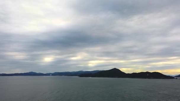 日本の島の海を高速で移動する雲と波のあるボートの時間経過 — ストック動画