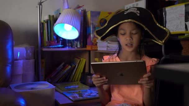 Piraten Meisje Leest Eng Verhaal Van Tablet Bibliotheek Kamer — Stockvideo