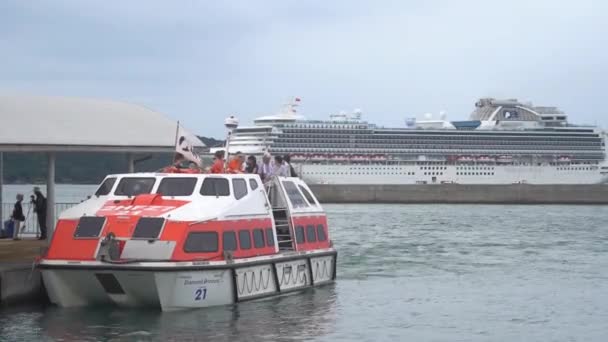 Nsanlar Toba Adası Ndan Elmas Prenses Yolcu Gemisine Binmek Için — Stok video