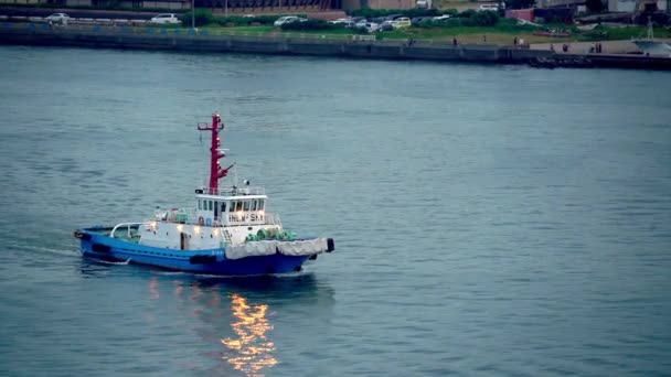 Kanazawa Japan Sep 2019 Japansk Officiell Bogserbåt Guidar Ett Kryssningsfartyg — Stockvideo