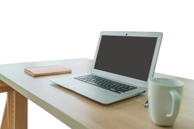 Boş dizüstü bilgisayar ekranı çalışma masasında kahve ve bilgisayar uygulaması için not defteri beyaz üzerine izole edilmiş maket..