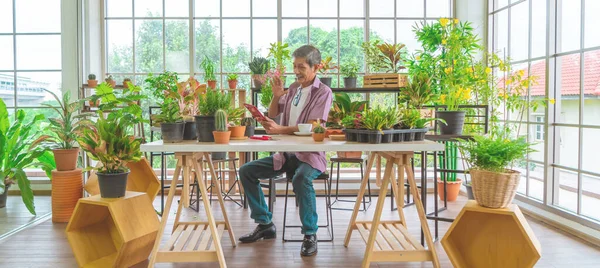 Senior Aziatische Man Zwaait Naar Persoon Zijn Smartphone Video Call — Stockfoto