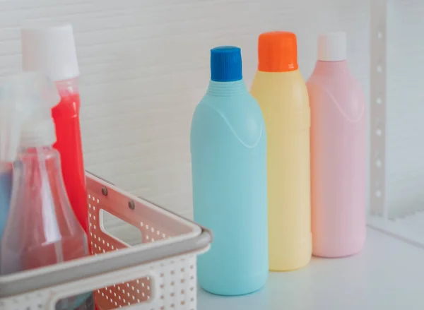 Trzy Kolorowy Zestaw Mycia Czyszczenia Butelek Cieczy Białej Półce Modelowania — Zdjęcie stockowe