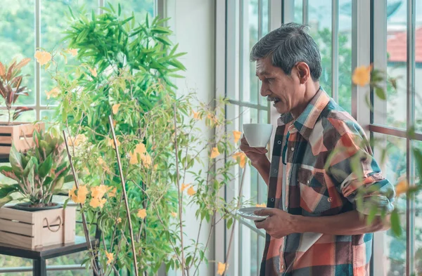 Homem Asiático Sênior Está Bebendo Café Relaxando Sozinho Seu Quarto — Fotografia de Stock