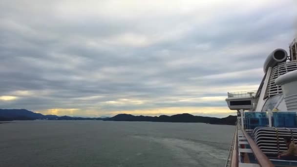 Günbatımında Japonya Okyanus Adasında Seyreden Bir Yolcu Gemisinin Hızlandırılmış Görüntüleri — Stok video