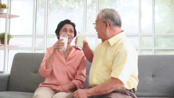 Asiatico Anziani Pensionato Coppia Bere Bicchieri Latte Calcio Sano Nutrizione — Video Stock