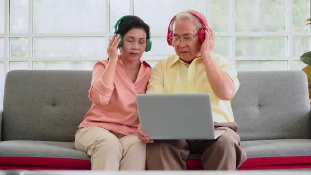 Senior Couple Sta Divertendo Ascoltare Musica Guardare Film Insieme Sul — Video Stock