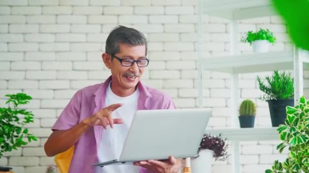 Senior Asiatischer Mann Winkt Videoanruf Auf Laptop Computer Während Von — Stockvideo