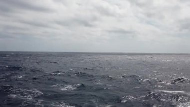 Açık okyanus ufku bulutlu gökyüzü ve fırtınalı hava.