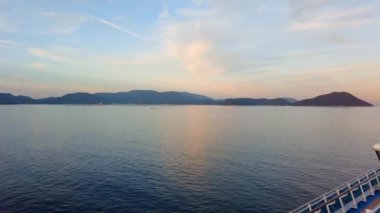 Bir yolcu gemisinden Japon okyanusu ve adası manzarası