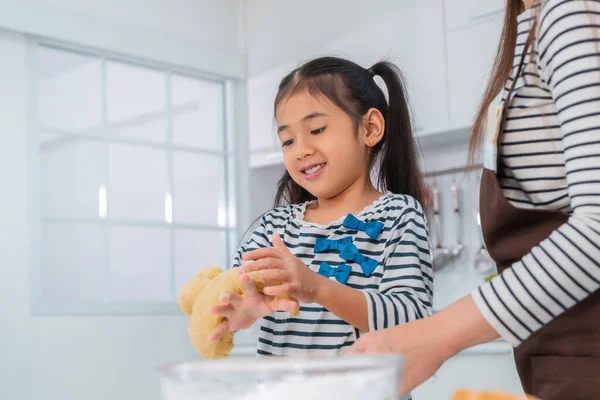 Счастливая Азиатская Девочка Улыбается Время Приготовления Мучного Хлеба Мамой Домашней — стоковое фото