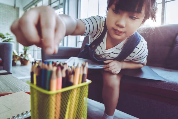 Azji Dziewczyna Jest Pickig Się Kolorowe Kredki Ołówek Stole Dla — Zdjęcie stockowe