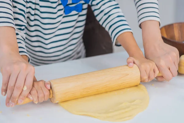 Les Mains Mère Fille Roulent Pâte Sur Table Cuisine Ensemble — Photo