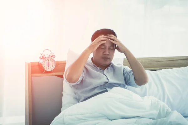 Азіатського Чоловіка Головний Біль Коли Він Прокидається Будильник Ліжку Вранці — стокове фото