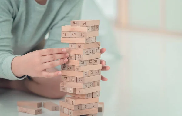 Mãos Criança Está Construindo Número Torre Bloco Brinquedo Madeira Para — Fotografia de Stock