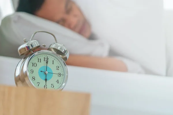 Homem Exausto Dormindo Cama Está Cansado Por Acordar Para Despertador — Fotografia de Stock