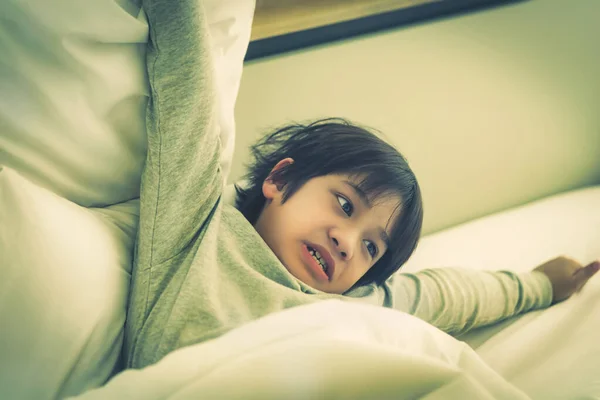 Азіатський Хлопчик Напружується Ліжку Після Пробудження Вранці Втомленим Виразом Після — стокове фото