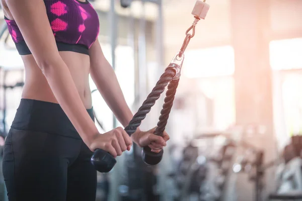 Mujer Está Tirando Peso Para Entrenar Sus Músculos Brazo Hombro — Foto de Stock