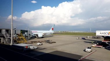 Kansai, Japonya - 24 Temmuz 2019: Havaalanı Terminali 'nde Kansai havaalanı çalışanı ile birlikte çalışan.