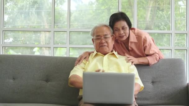 Senior Couple Asiatique Utilise Ordinateur Portable Appel Vidéo Pour Connecter — Video
