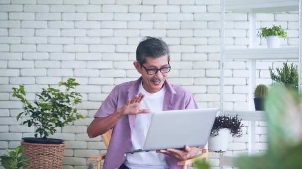Senior Asiatischer Mann Winkt Videoanruf Auf Laptop Computer Während Von — Stockvideo