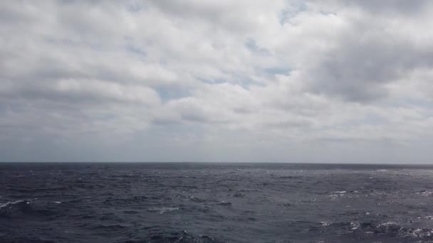 Open Ocean Ορίζοντα Συννεφιασμένο Ουρανό Θυελλώδη Καιρό — Αρχείο Βίντεο