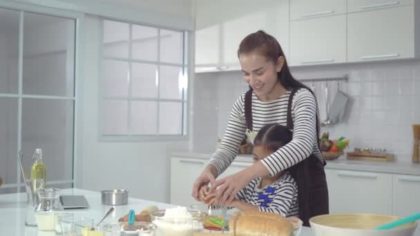 Mère Asiatique Aide Fille Casser Oeuf Pour Préparation Boulangerie Dans — Video